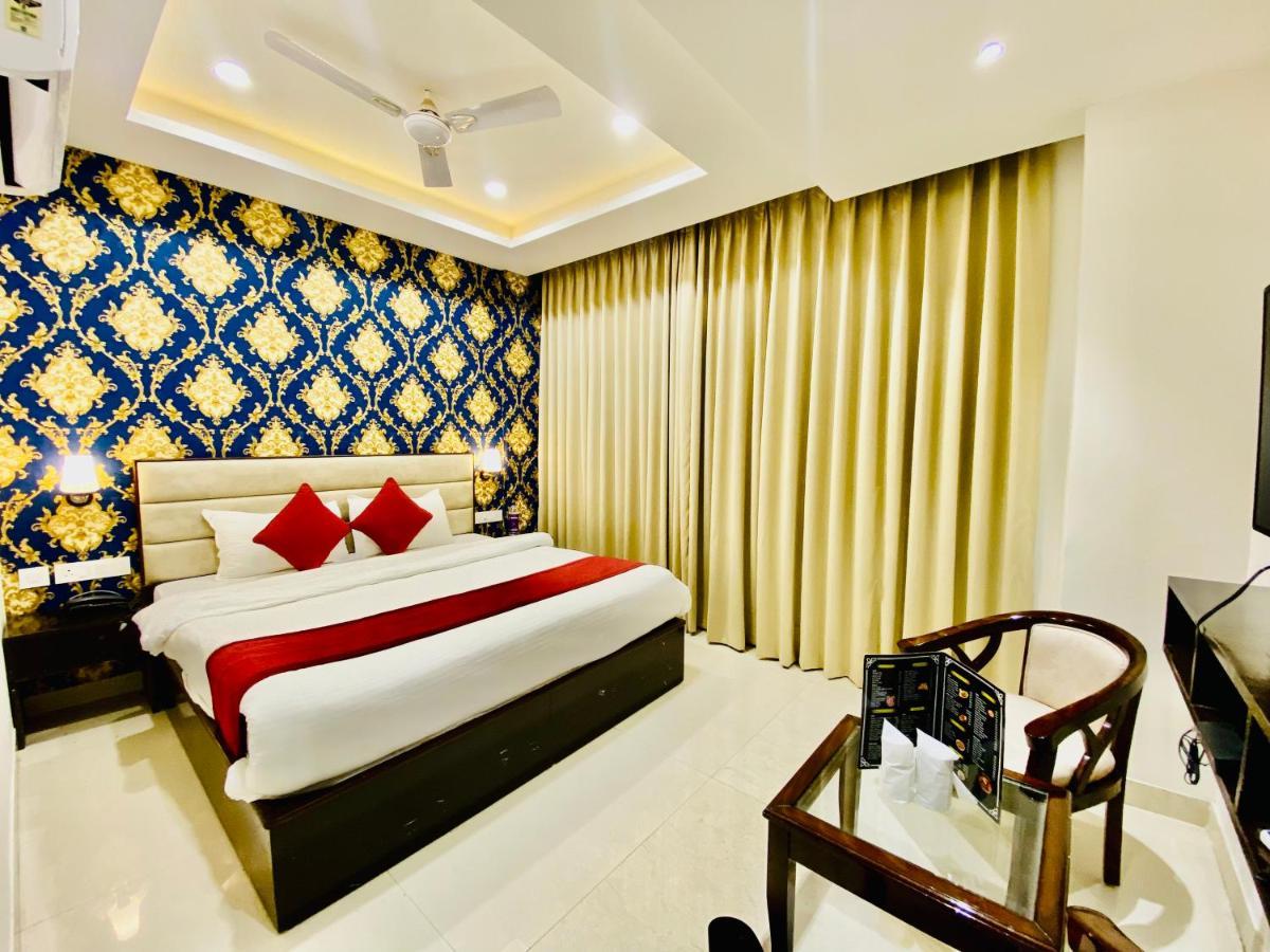 Blueberry Zirakpur-a Family With Spacious And Hygenic Hotel 4*