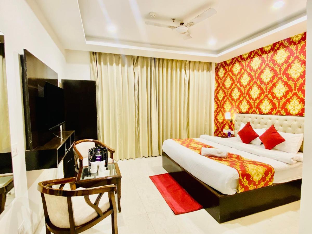 Hotel Blueberry Zirakpur-a Family With Spacious And Hygenic 4*
