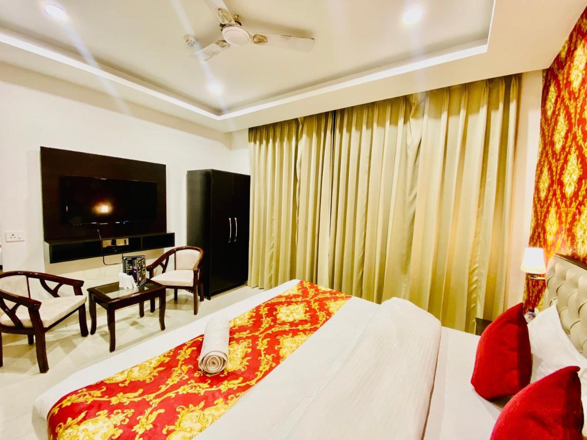 Hotel Blueberry Zirakpur-a Family With Spacious And Hygenic 4*